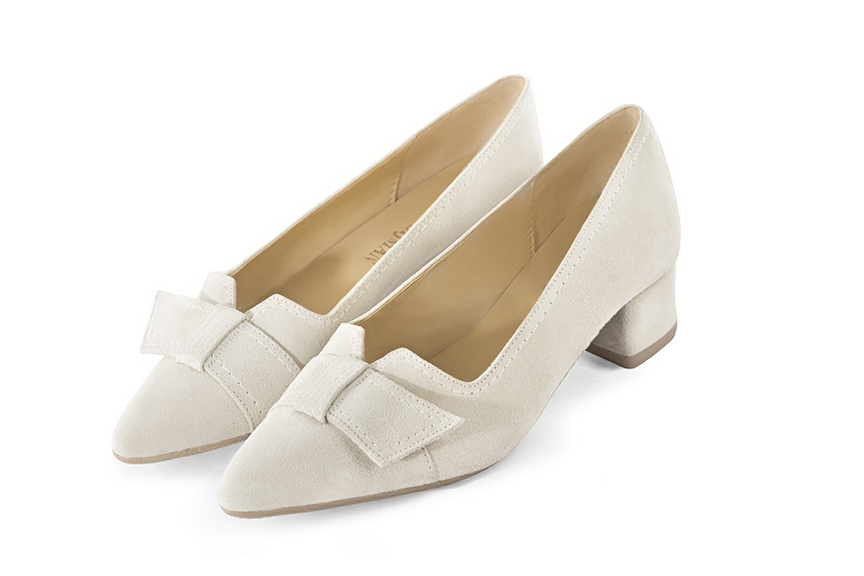 French elegance and refinement for these off white dress pumps, with a knot on the front, 
                available in many subtle leather and colour combinations. Possibility to customize with your colors and materials.
With its original cutout, this pretty fitted pump
will render you great services, combining comfort and distinction. 
                Matching clutches for parties, ceremonies and weddings.   
                You can customize these shoes to perfectly match your tastes or needs, and have a unique model.  
                Choice of leathers, colours, knots and heels. 
                Wide range of materials and shades carefully chosen.  
                Rich collection of flat, low, mid and high heels.  
                Small and large shoe sizes - Florence KOOIJMAN